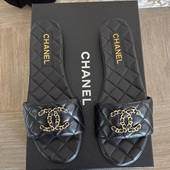 CHANEL CC LOGO BLACK QUILTED LEATHER FLAT SHOES SLIDES MULES SANDALS size 38.5 - Picture 5 of 7